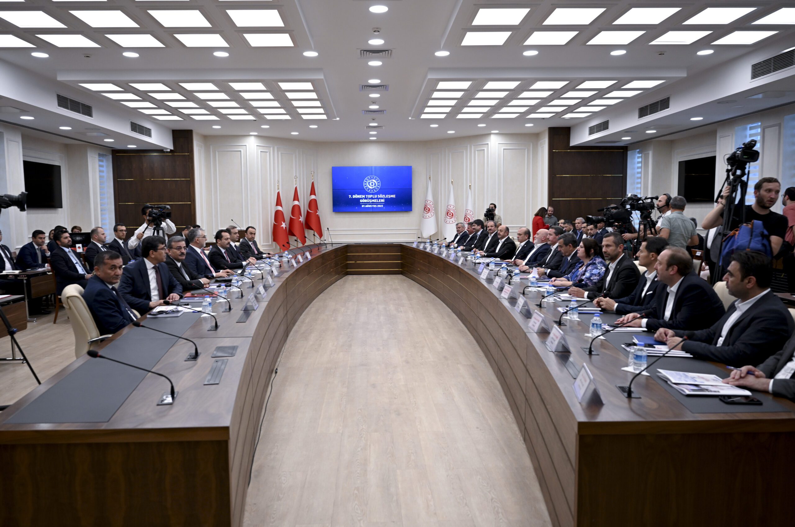 Memurların toplu sözleşme pazarlığı başladı! İşte istenen zam oranı 16 AA 20230801 31816307 31816306 MEMUR VE MEMUR EMEKLISININ KAMU TOPLU SOZLESMESI GORUSMELERI BASLADI scaled