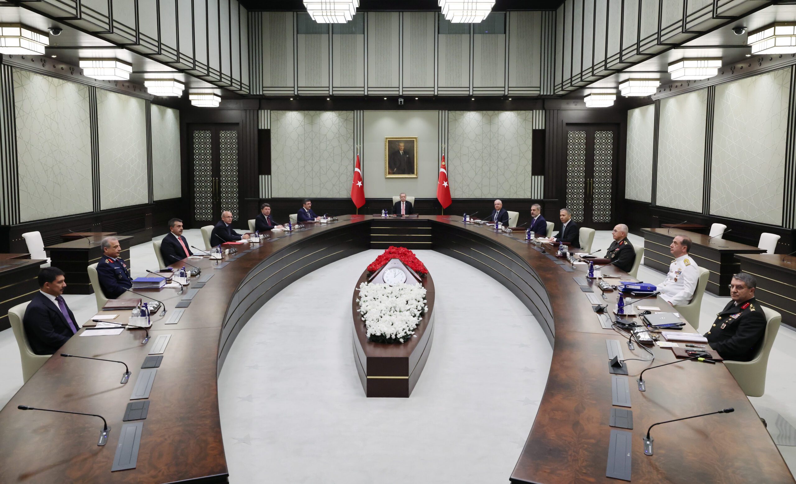 Erdoğan YAŞ kararlarını imzaladı. TSK'da bir ilk gerçekleşti! 9 AA 20230803 31829065 31829060 CUMHURBASKANI ERDOGAN BASKANLIGINDAKI YUKSEK ASKERI SURA TOPLANTISI BASLADI scaled