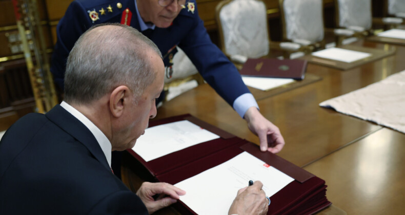 Erdoğan YAŞ kararlarını imzaladı. TSK’da bir ilk gerçekleşti!