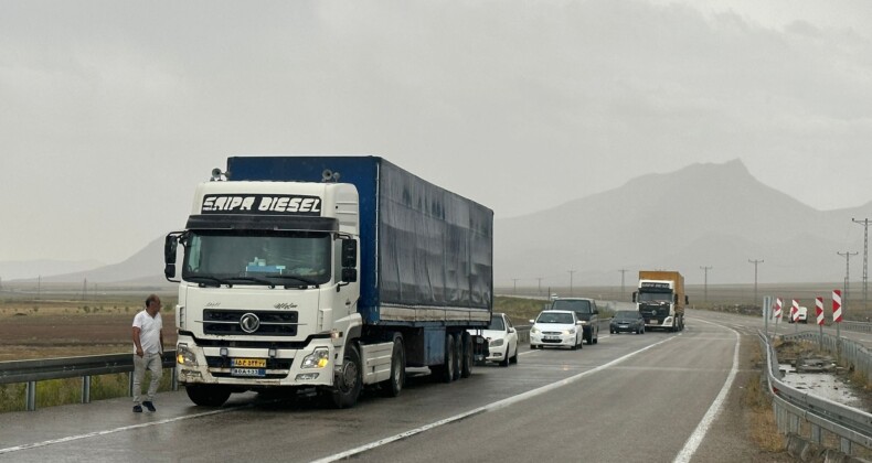 Türkiye-İran kara yolu ulaşıma kapandı!