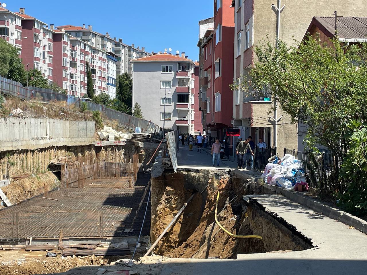 Sarıyer'de yol göçtü! Binalar tahliye edildi 6 AA 20230805 31853418 31853415 SARIYERDE INSAAT CALISMASI SIRASINDA YOLDA COKME MEYDANA GELDI