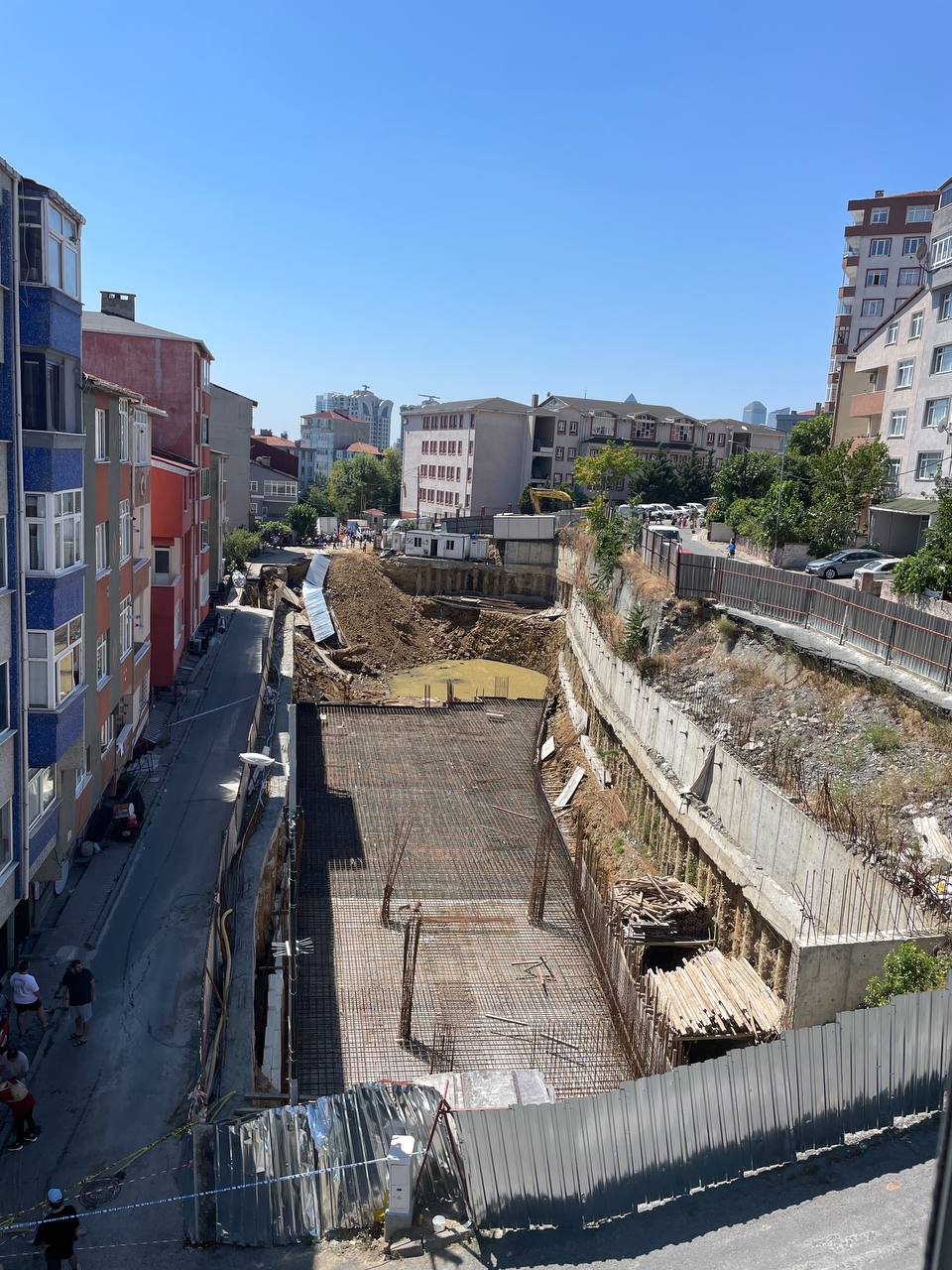 Sarıyer'de yol göçtü! Binalar tahliye edildi 5 AA 20230805 31853418 31853417 SARIYERDE INSAAT CALISMASI SIRASINDA YOLDA COKME MEYDANA GELDI