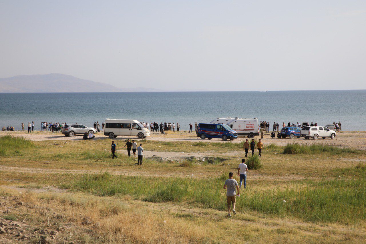 Serinlemek için Van Gölü'ne giren genç boğuldu 8 AA 20230806 31862314 31862311 SERINLEMEK ICIN VAN GOLUNE GIREN GENC BOGULDU