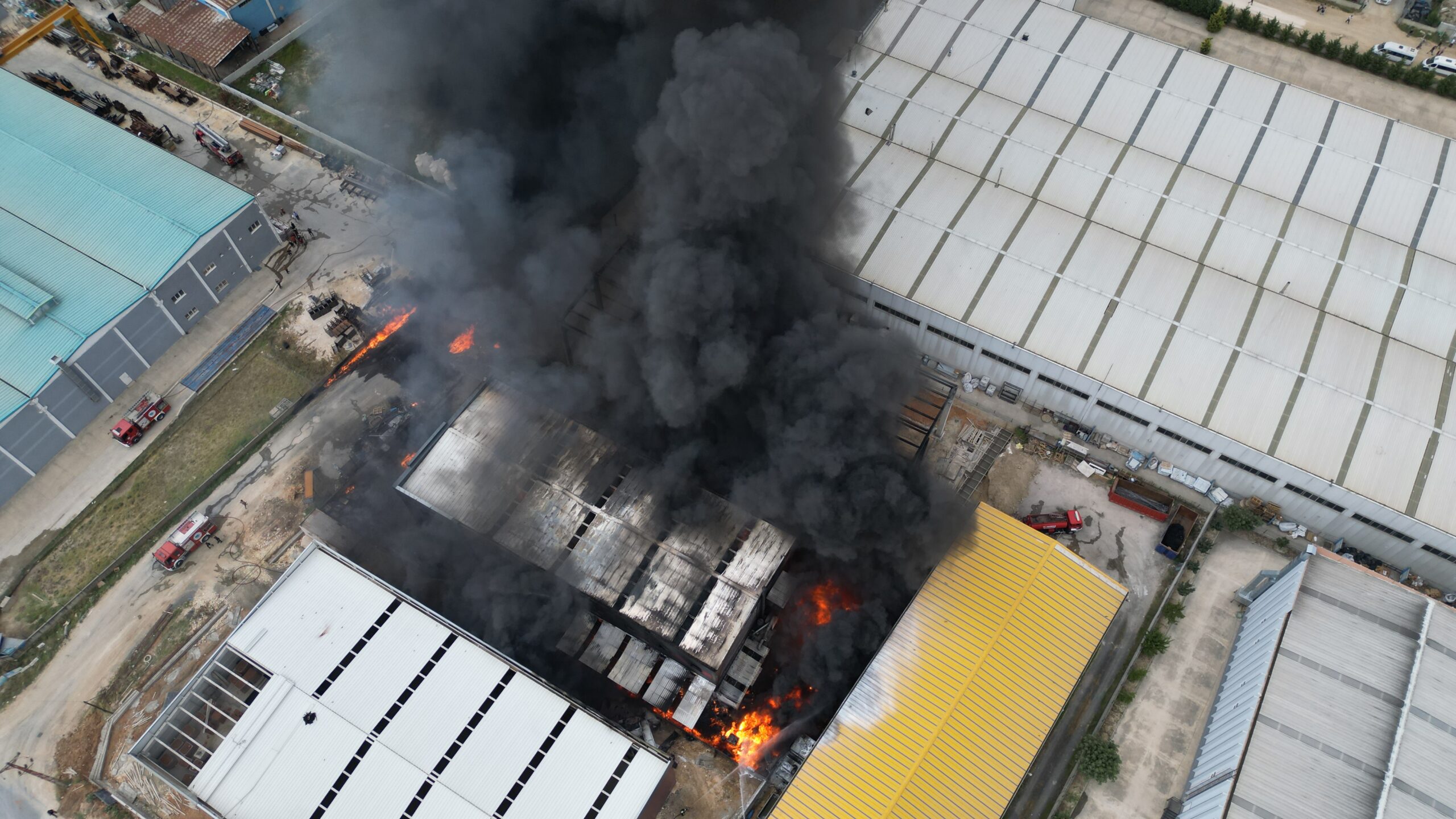 Tekirdağ'da kimya fabrikasında yangın! Patlamalar devam ediyor! 18 AA 20230807 31869276 31869272 TEKIRDAGDA KIMYA FABRIKASINDA CIKAN YANGINA MUDAHALE EDILIYOR scaled