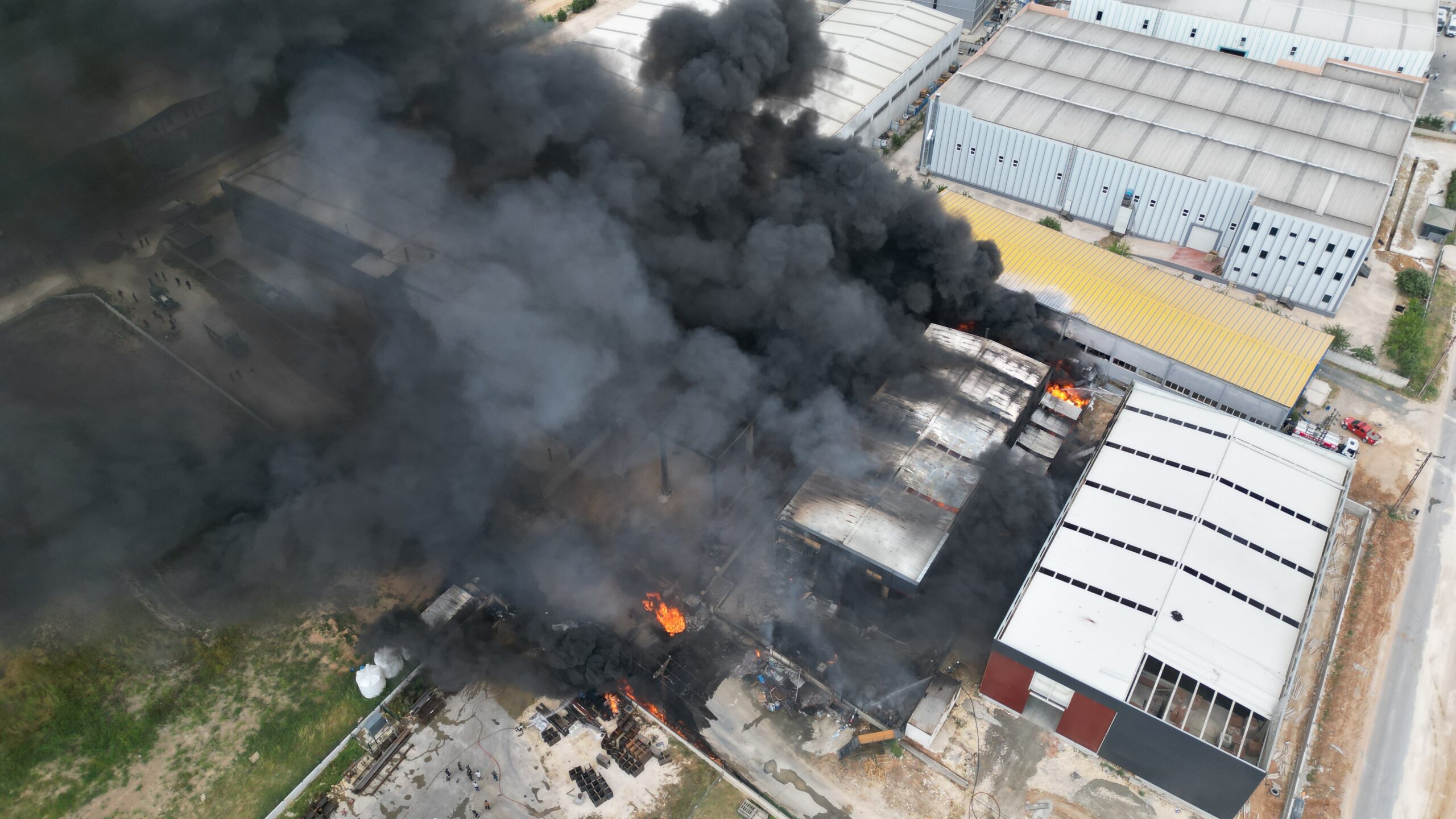 Tekirdağ'da kimya fabrikasında yangın! Patlamalar devam ediyor! 15 AA 20230807 31869276 31869275 TEKIRDAGDA KIMYA FABRIKASINDA CIKAN YANGINA MUDAHALE EDILIYOR scaled