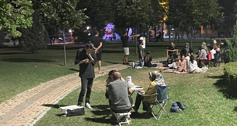 Malatya’da deprem anı güvenlik kamerasında!
