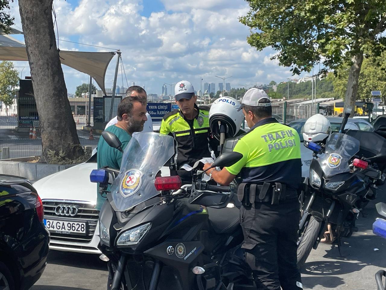 İstanbul'da ''yaya geçidi'' denetimi! Çok sayıda sürücüye ceza yazıldı 5 AA 20230811 31897851 31897850 USKUDARDA SURUCULERE YONELIK YAYA GECIDI DENETIMI