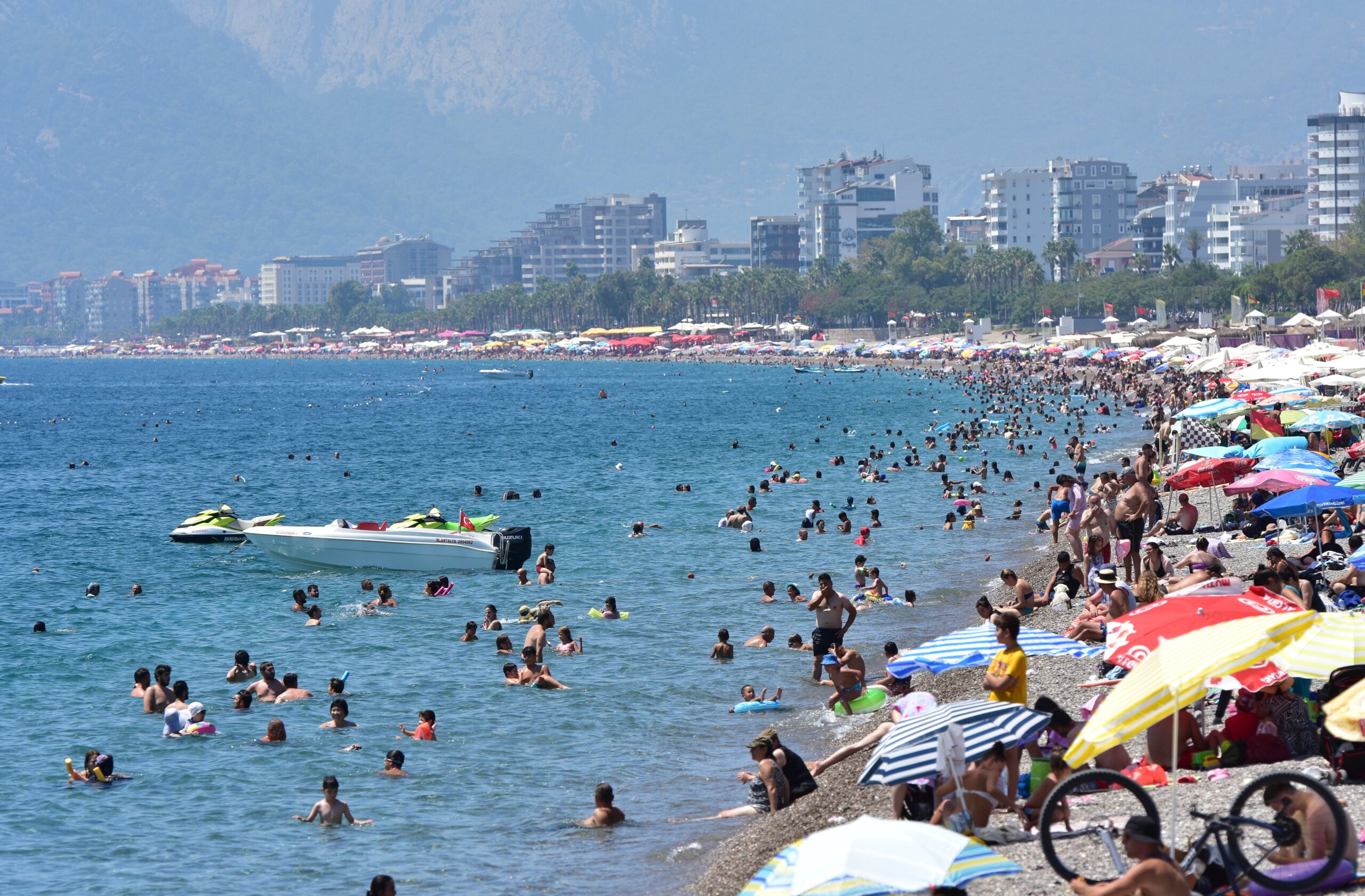 Antalya'da hava sıcaklığı 30, deniz sıcaklığı 32 derece! 20 AA 20230812 31902631 31902619 ANTALYADA SERINLEMEK ISTEYENLER SAHILLERDE YOGUNLUK OLUSTURDU scaled
