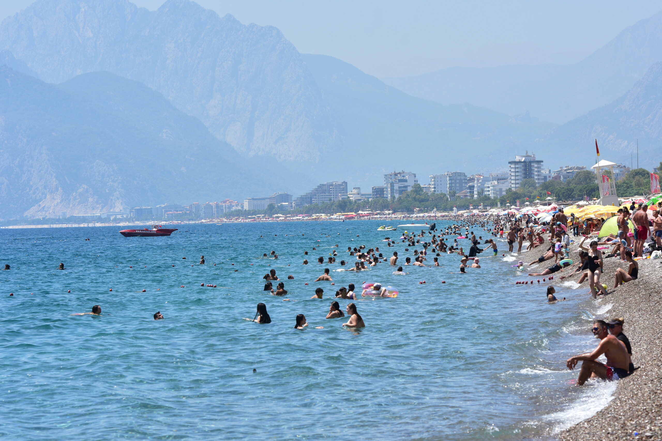 Antalya'da hava sıcaklığı 30, deniz sıcaklığı 32 derece! 17 AA 20230812 31902631 31902620 ANTALYADA SERINLEMEK ISTEYENLER SAHILLERDE YOGUNLUK OLUSTURDU scaled