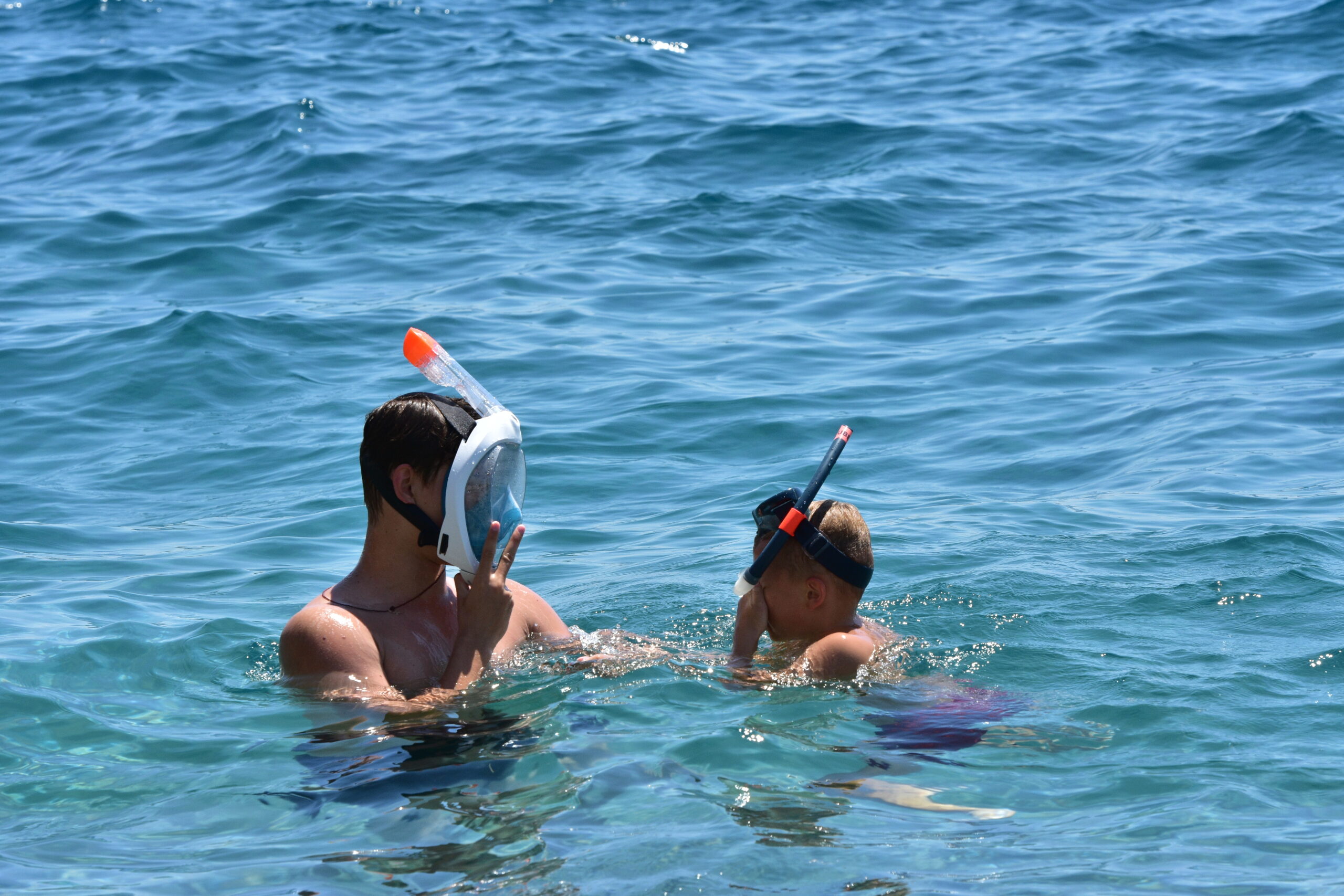 Antalya'da hava sıcaklığı 30, deniz sıcaklığı 32 derece! 19 AA 20230812 31902631 31902622 ANTALYADA SERINLEMEK ISTEYENLER SAHILLERDE YOGUNLUK OLUSTURDU scaled