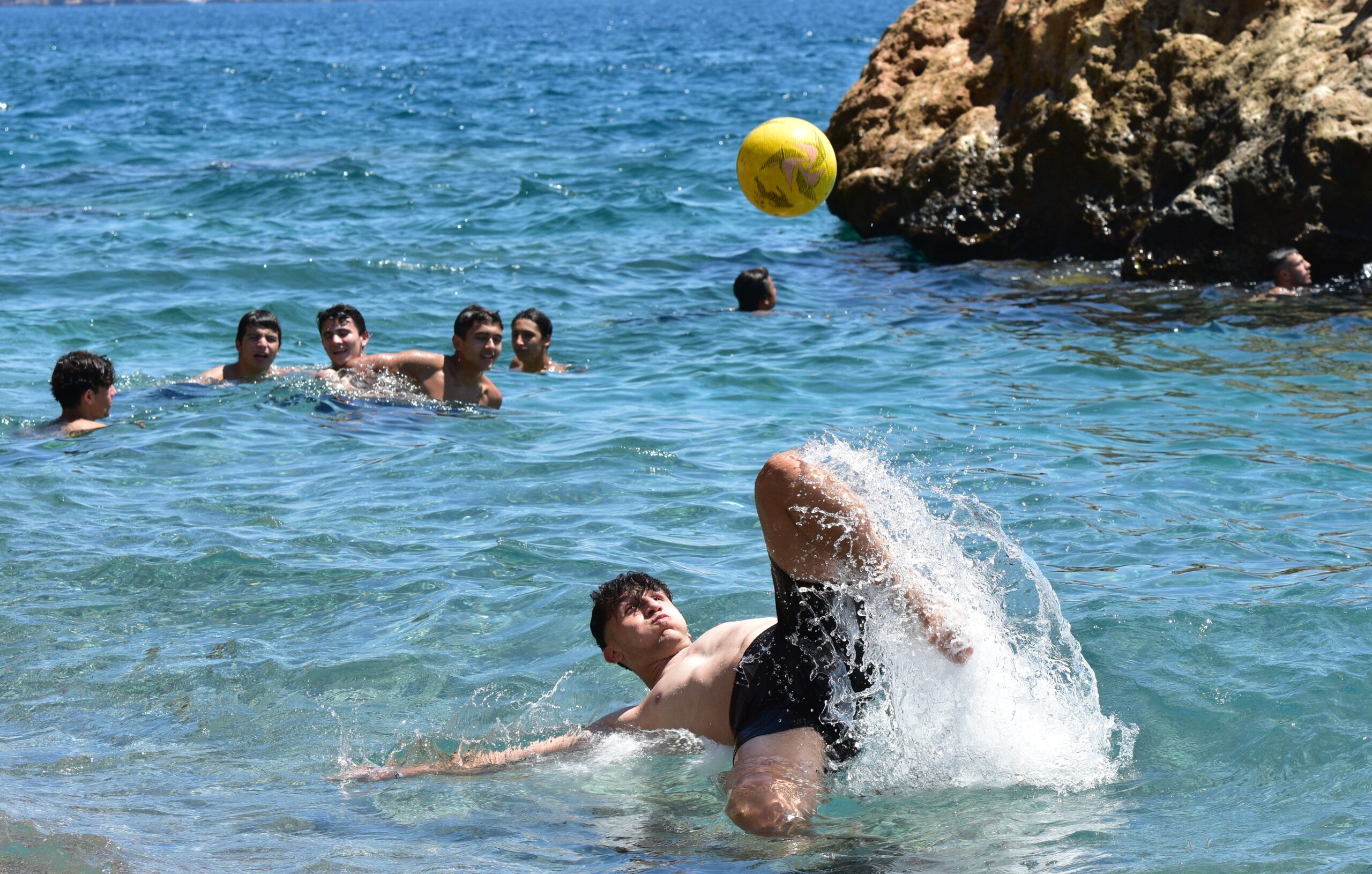 Antalya'da hava sıcaklığı 30, deniz sıcaklığı 32 derece! 24 AA 20230812 31902631 31902628 ANTALYADA SERINLEMEK ISTEYENLER SAHILLERDE YOGUNLUK OLUSTURDU scaled