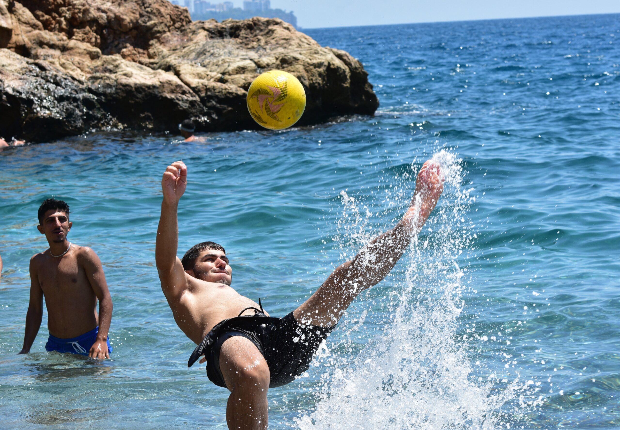 Antalya'da hava sıcaklığı 30, deniz sıcaklığı 32 derece! 23 AA 20230812 31902631 31902629 ANTALYADA SERINLEMEK ISTEYENLER SAHILLERDE YOGUNLUK OLUSTURDU scaled