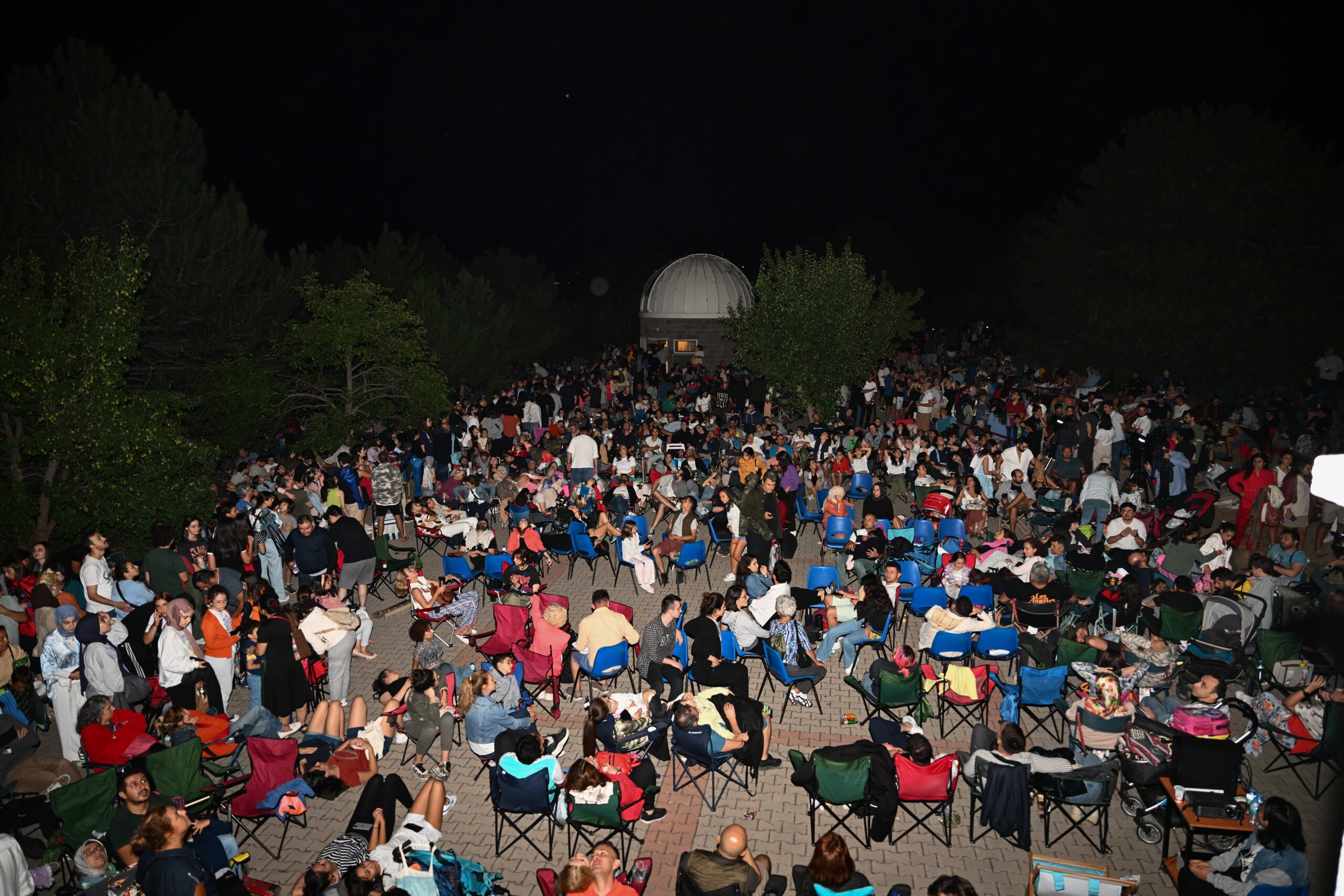Meteor yağmuru izlemek için rasathaneye geldiler 8 AA 20230812 31906016 31906013 METEOR YAGMURUNU IZLEMEK ISTEYENLER RASATHANEDE BULUSTU scaled