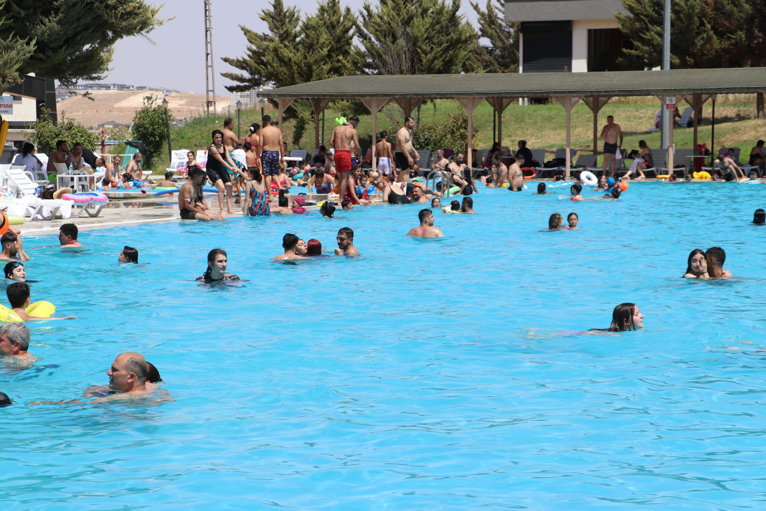 4 ilde sıcaklık rekoru kırıldı! 52 dereceyi gördü 13 AA 20230813 31909206 31909201 GAZIANTEPTE SICAKTAN BUNALAN VATANDASLAR HAVUZDA SERINLIYOR scaled