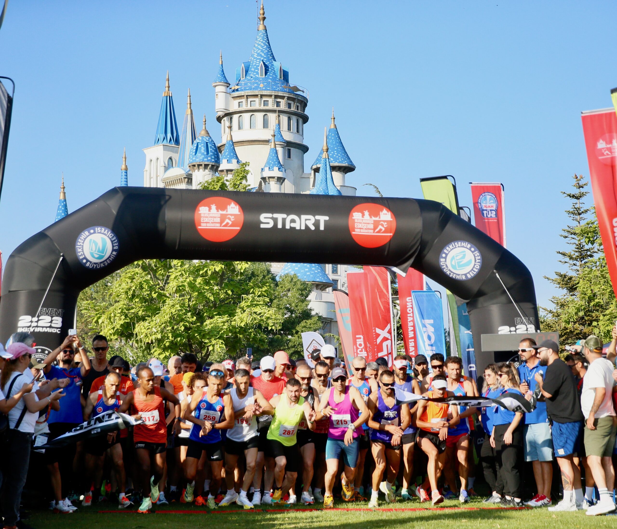 Eskişehir'de yaşlısı genci herkes koşuya katıldı 15 AA 20230813 31909725 31909718 ESKISEHIR YARI MARATONU VE SPOR FESTIVALI SONA ERDI scaled