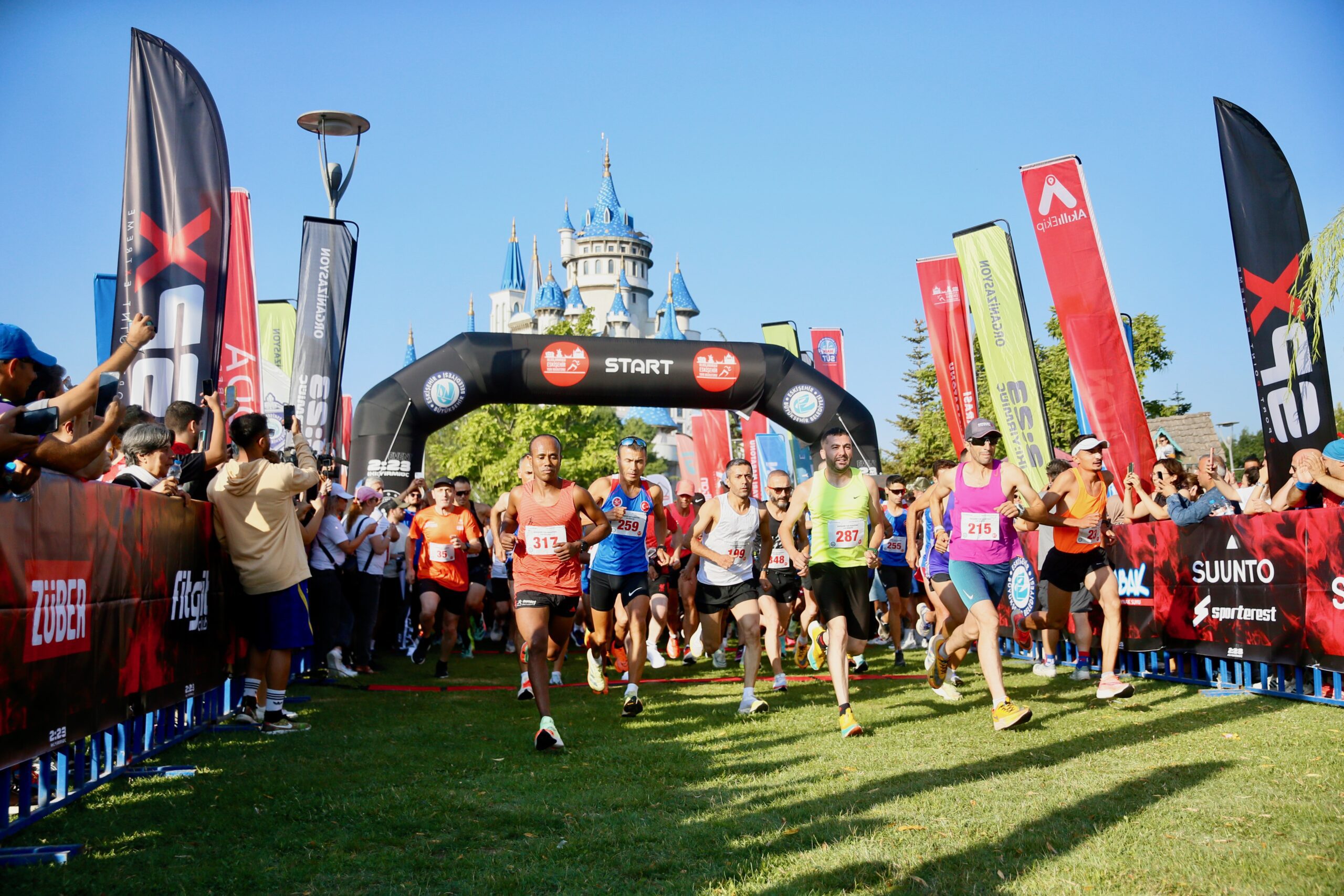 Eskişehir'de yaşlısı genci herkes koşuya katıldı 17 AA 20230813 31909725 31909719 ESKISEHIR YARI MARATONU VE SPOR FESTIVALI SONA ERDI scaled