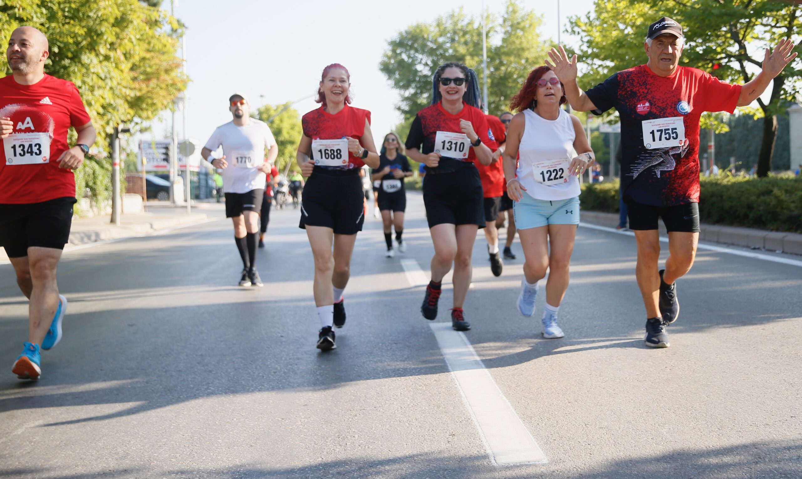 Eskişehir'de yaşlısı genci herkes koşuya katıldı 13 AA 20230813 31909725 31909722 ESKISEHIR YARI MARATONU VE SPOR FESTIVALI SONA ERDI scaled