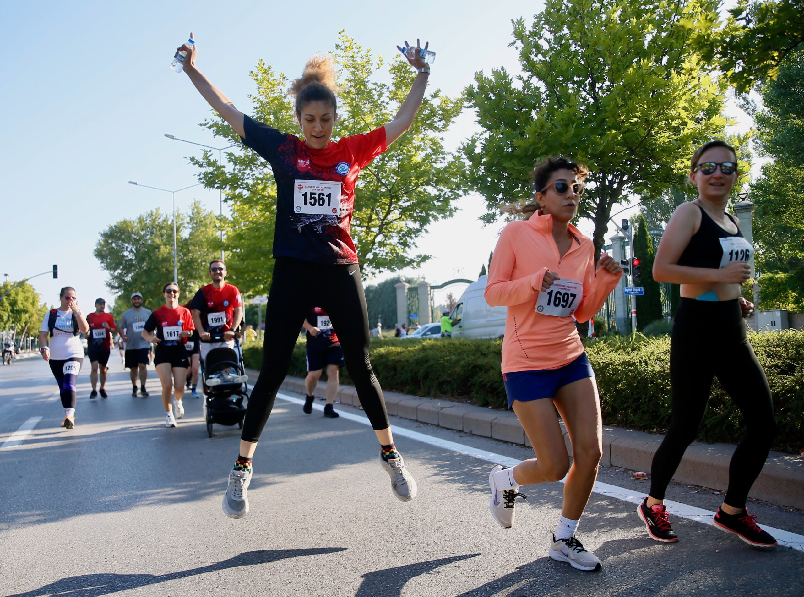 Eskişehir'de yaşlısı genci herkes koşuya katıldı 16 AA 20230813 31909725 31909723 ESKISEHIR YARI MARATONU VE SPOR FESTIVALI SONA ERDI scaled