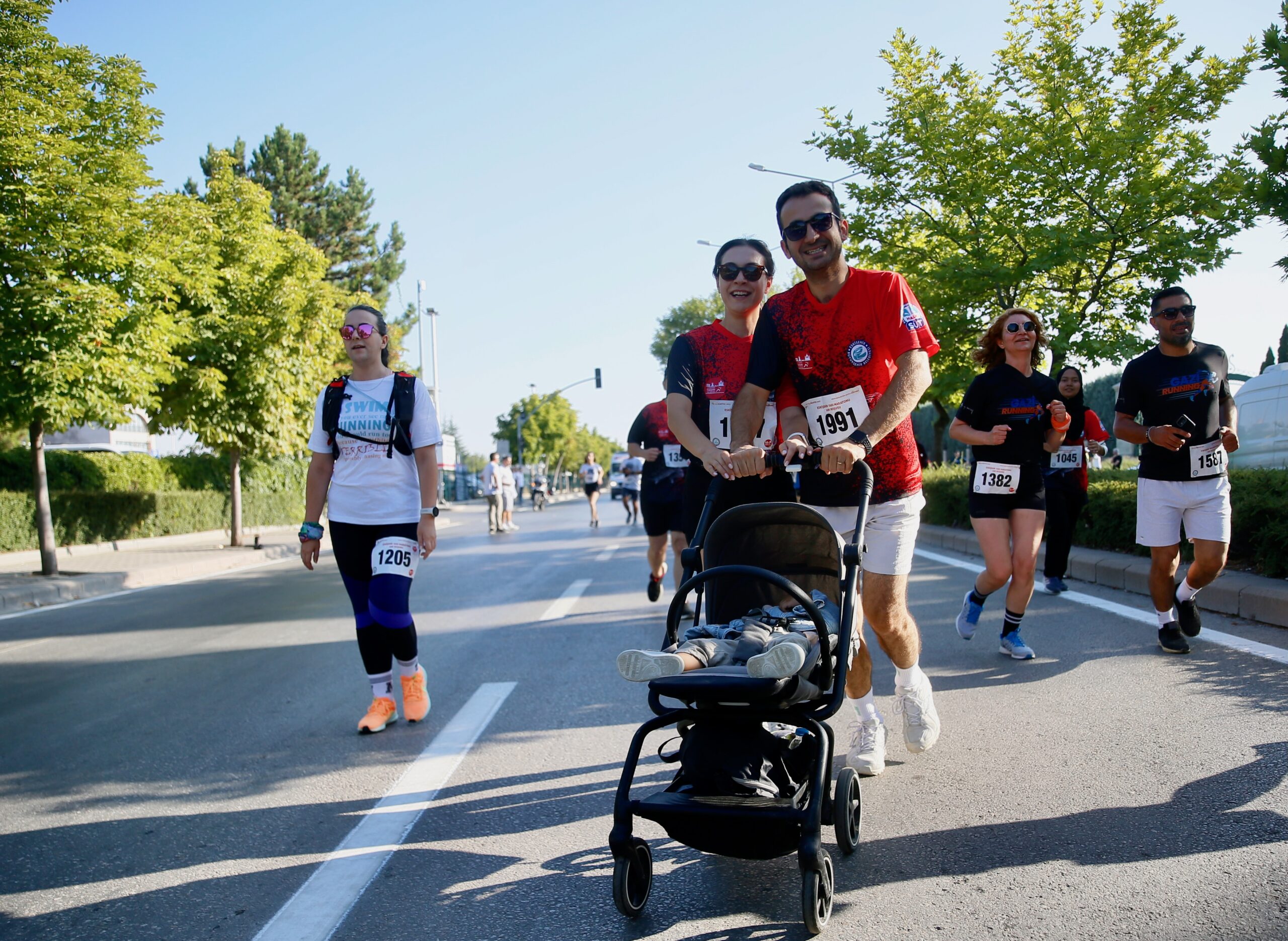 Eskişehir'de yaşlısı genci herkes koşuya katıldı 14 AA 20230813 31909725 31909724 ESKISEHIR YARI MARATONU VE SPOR FESTIVALI SONA ERDI scaled