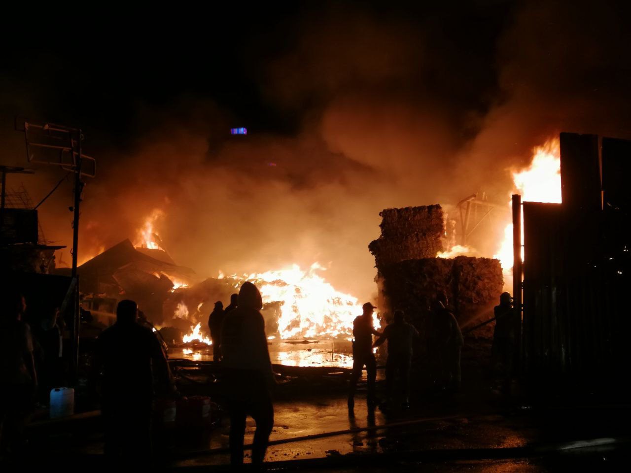 Sarıyer'de geri dönüşüm tesisinde korkutan yangın! 7 AA 20230813 31911870 31911867 SARIYERDE GERI DONUSUM TESISINDE YANGIN CIKTI