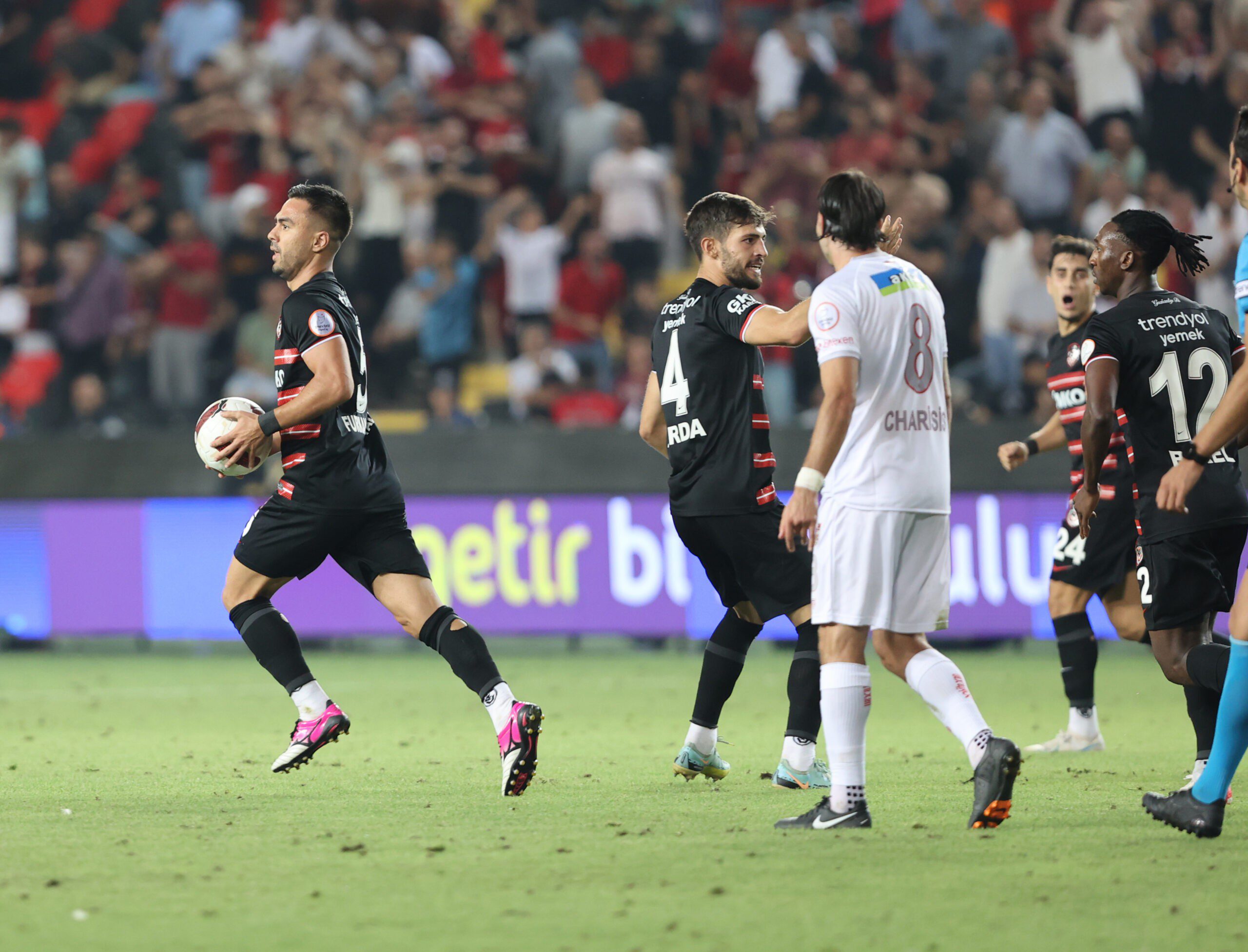 Sivasspor, deplasmanda Gaziantep FK'yi 3-1 yendi 6 AA 20230820 31960011 31959993 GAZIANTEP FKSIVASSPOR scaled