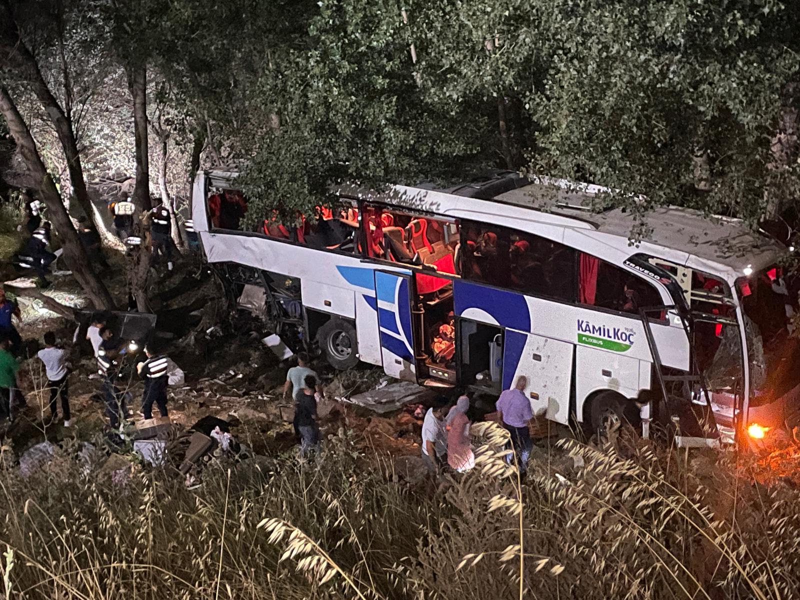 AA 20230820 31960173 31960171 YOZGATTA SARAMPOLE DUSEN YOLCU OTOBUSUNDE 11 KISI HAYATINI KAYBETTI