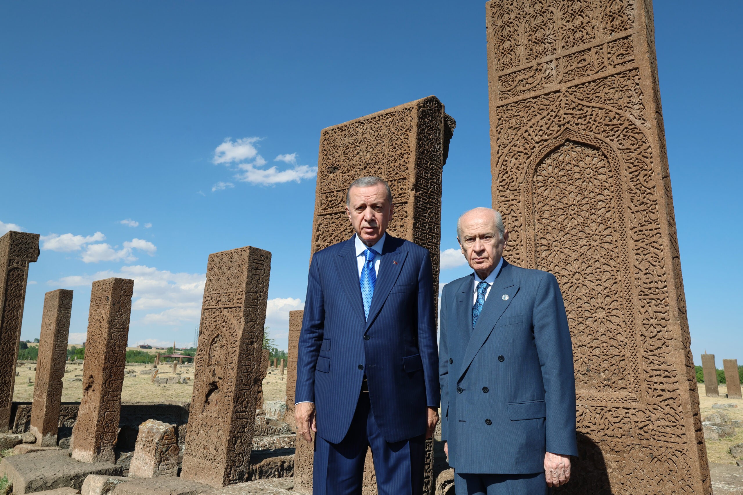 Cumhurbaşkanı Erdoğan Ahlat'tan önemli mesajlar verdi! 34 AA 20230825 31996982 31996946 CUMHURBASKANI ERDOGAN AHLATTA SELCUKLU MEZARLIGINI ZIYARET ETTI scaled