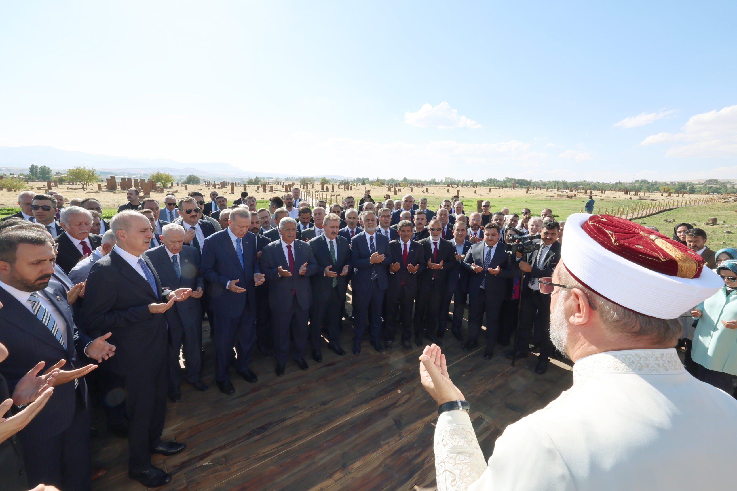 Cumhurbaşkanı Erdoğan Ahlat'tan önemli mesajlar verdi! 36 AA 20230825 31996982 31996949 CUMHURBASKANI ERDOGAN AHLATTA SELCUKLU MEZARLIGINI ZIYARET ETTI scaled