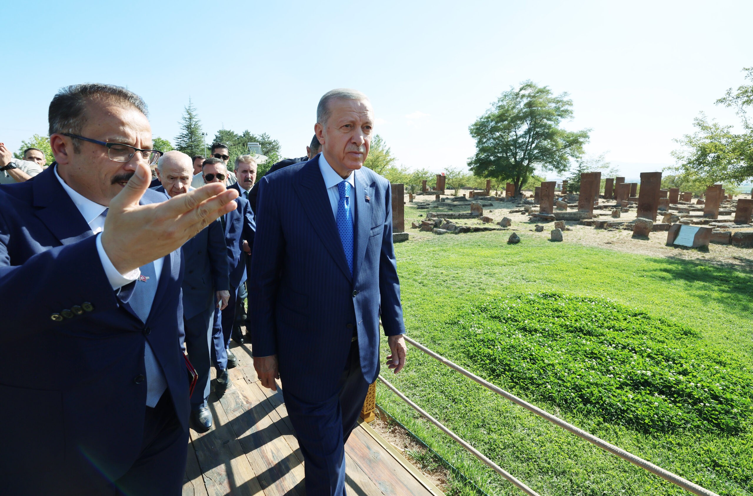 Cumhurbaşkanı Erdoğan Ahlat'tan önemli mesajlar verdi! 33 AA 20230825 31996982 31996953 CUMHURBASKANI ERDOGAN AHLATTA SELCUKLU MEZARLIGINI ZIYARET ETTI scaled