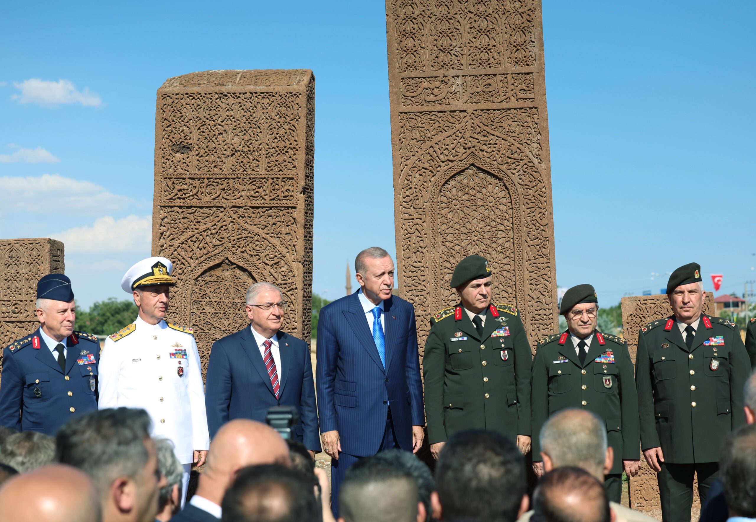 Cumhurbaşkanı Erdoğan Ahlat'tan önemli mesajlar verdi! 35 AA 20230825 31996982 31996968 CUMHURBASKANI ERDOGAN AHLATTA SELCUKLU MEZARLIGINI ZIYARET ETTI scaled