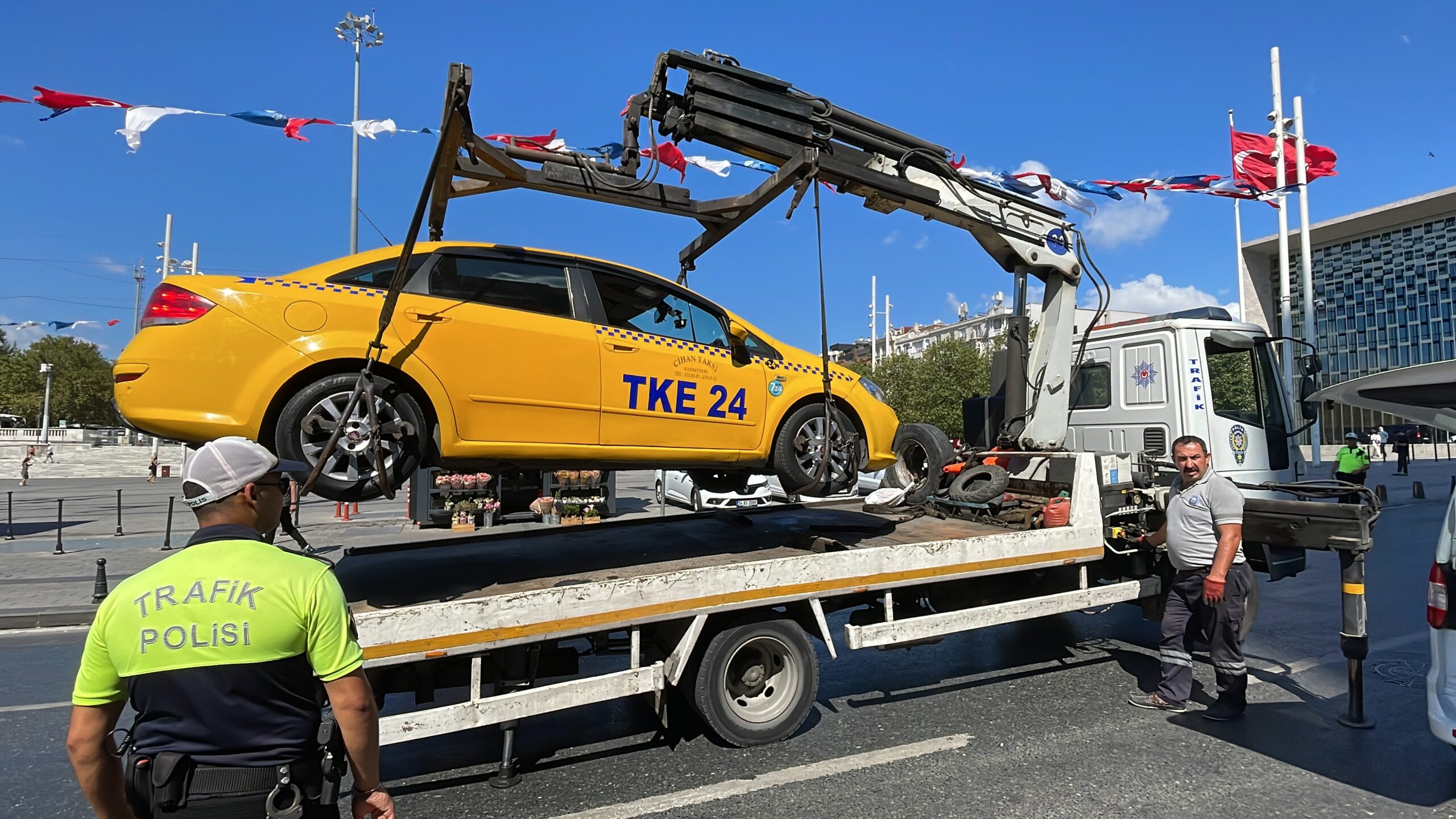 Taksim'de Mesafe Seçen Taksicilere Ağır Ceza! 3 AA 20230828 32014960 32014959 ISTANBULDA YOLCU SECIP MESAFE SORAN TAKSICILERE PARA CEZASI scaled