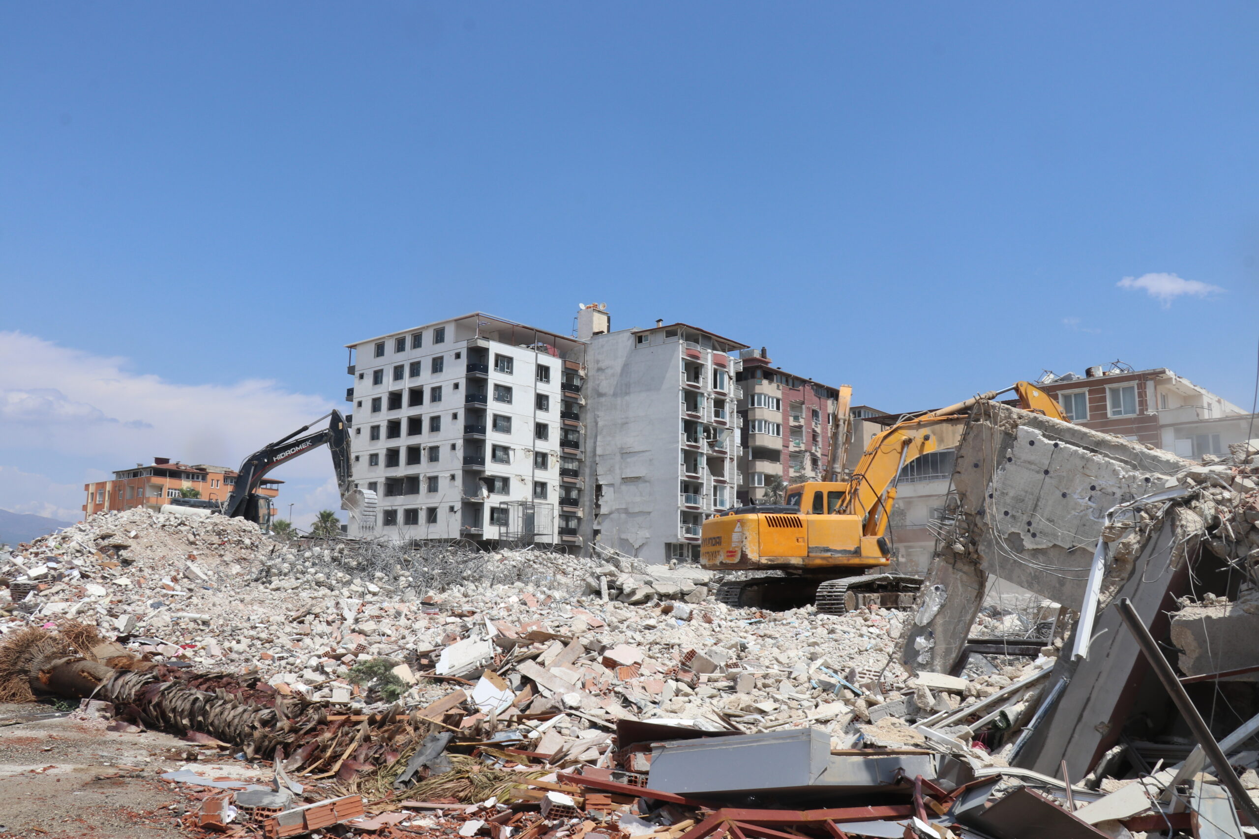 Hatay'da Depremin İzleri Siliniyor: Ağır Hasarlı Binaların Yıkımı Hızlandı 12 AA 20230828 32015080 32015075 DEPREMLERDEN ETKILENEN HATAYDA AGIR HASARLI BINALARIN YIKIMI SURUYOR scaled