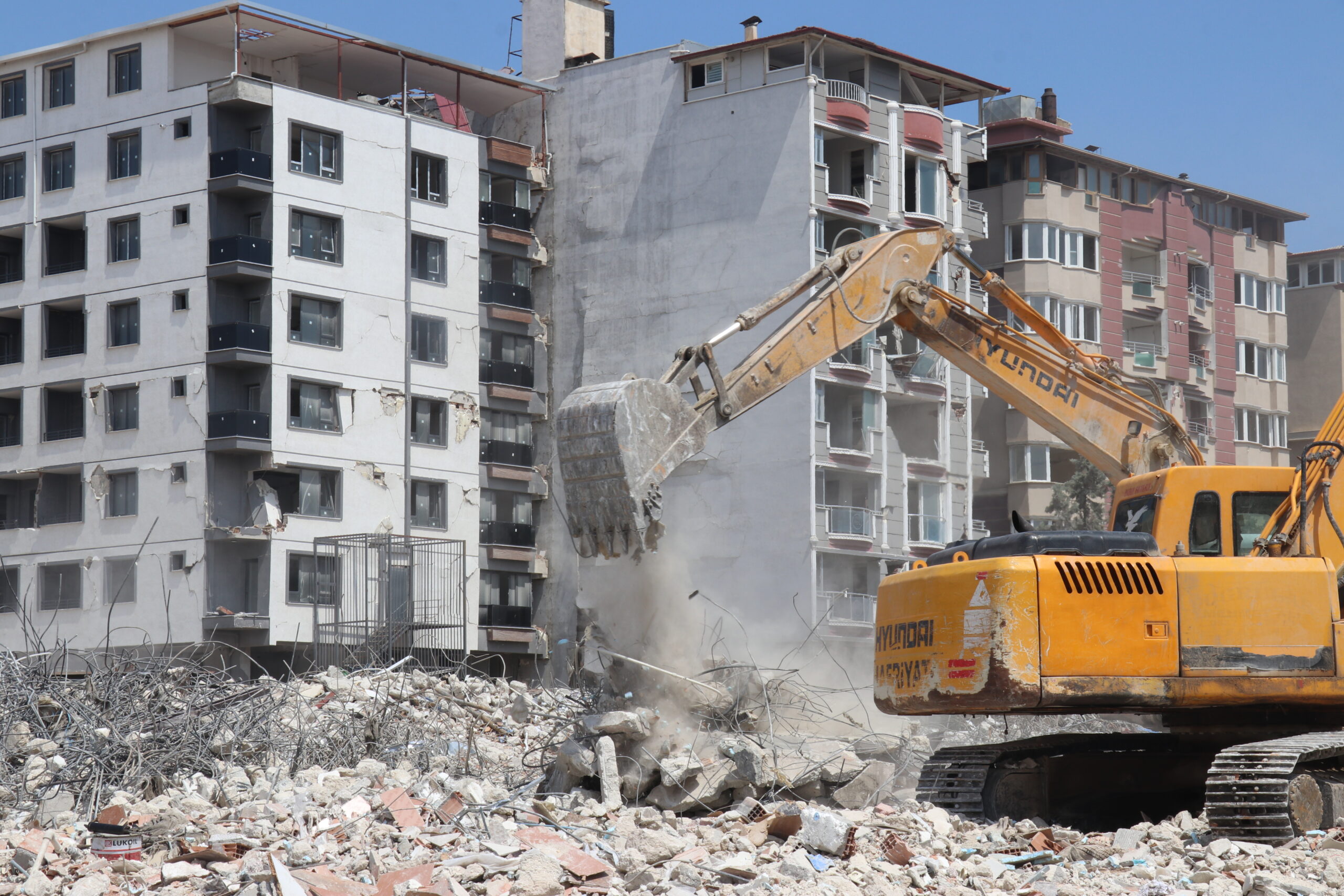 Hatay'da Depremin İzleri Siliniyor: Ağır Hasarlı Binaların Yıkımı Hızlandı 10 AA 20230828 32015080 32015076 DEPREMLERDEN ETKILENEN HATAYDA AGIR HASARLI BINALARIN YIKIMI SURUYOR scaled