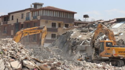 Hatay’da Depremin İzleri Siliniyor: Ağır Hasarlı Binaların Yıkımı Hızlandı