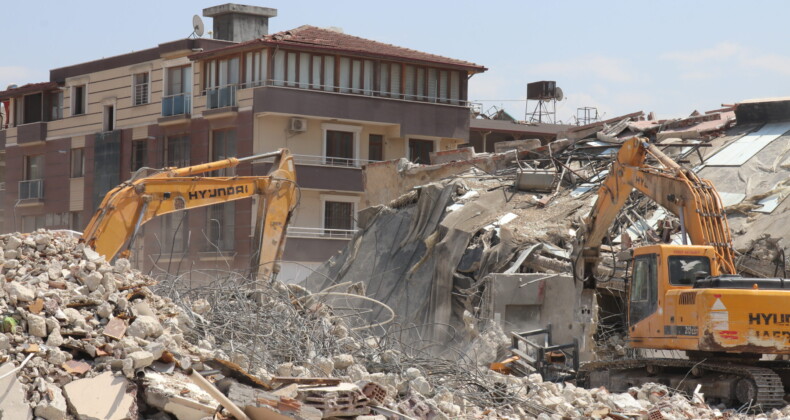 Hatay’da Depremin İzleri Siliniyor: Ağır Hasarlı Binaların Yıkımı Hızlandı