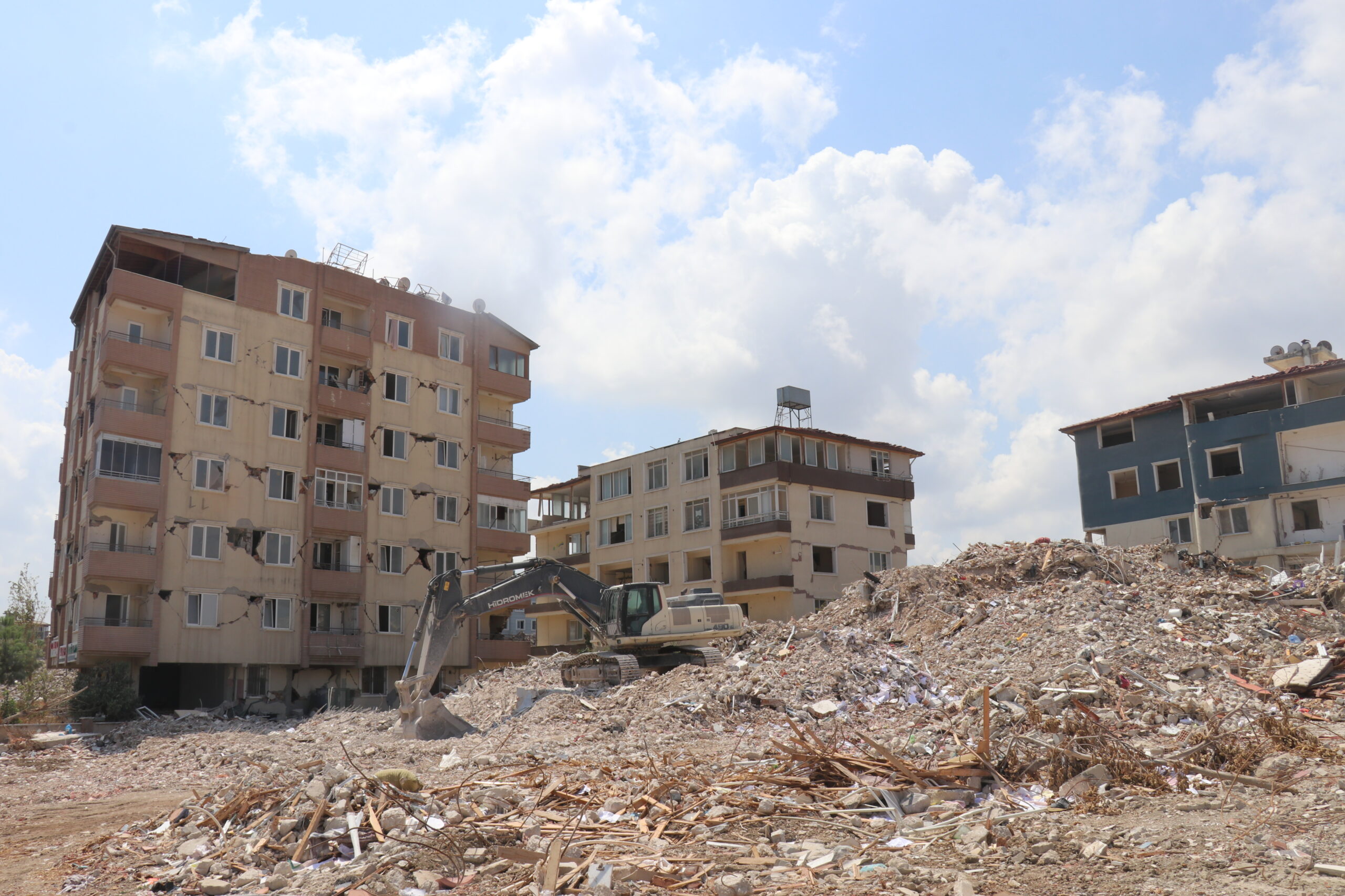 Hatay'da Depremin İzleri Siliniyor: Ağır Hasarlı Binaların Yıkımı Hızlandı 11 AA 20230828 32015080 32015078 DEPREMLERDEN ETKILENEN HATAYDA AGIR HASARLI BINALARIN YIKIMI SURUYOR scaled