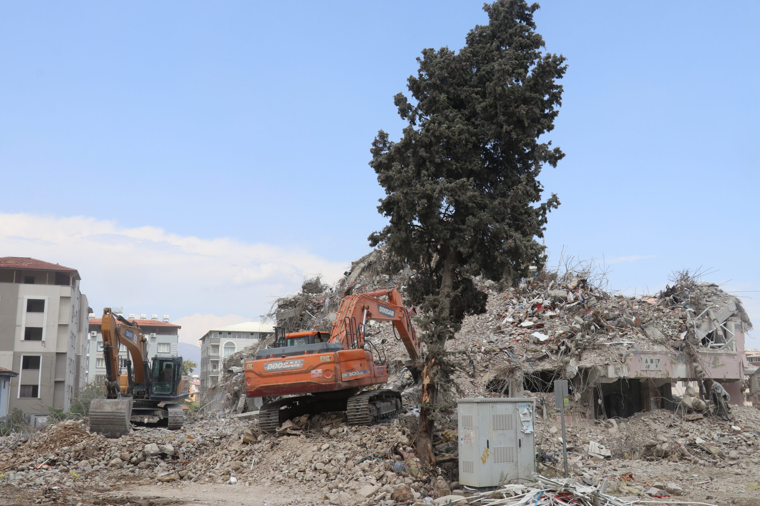 Hatay'da Depremin İzleri Siliniyor: Ağır Hasarlı Binaların Yıkımı Hızlandı 9 AA 20230828 32015080 32015079 DEPREMLERDEN ETKILENEN HATAYDA AGIR HASARLI BINALARIN YIKIMI SURUYOR scaled