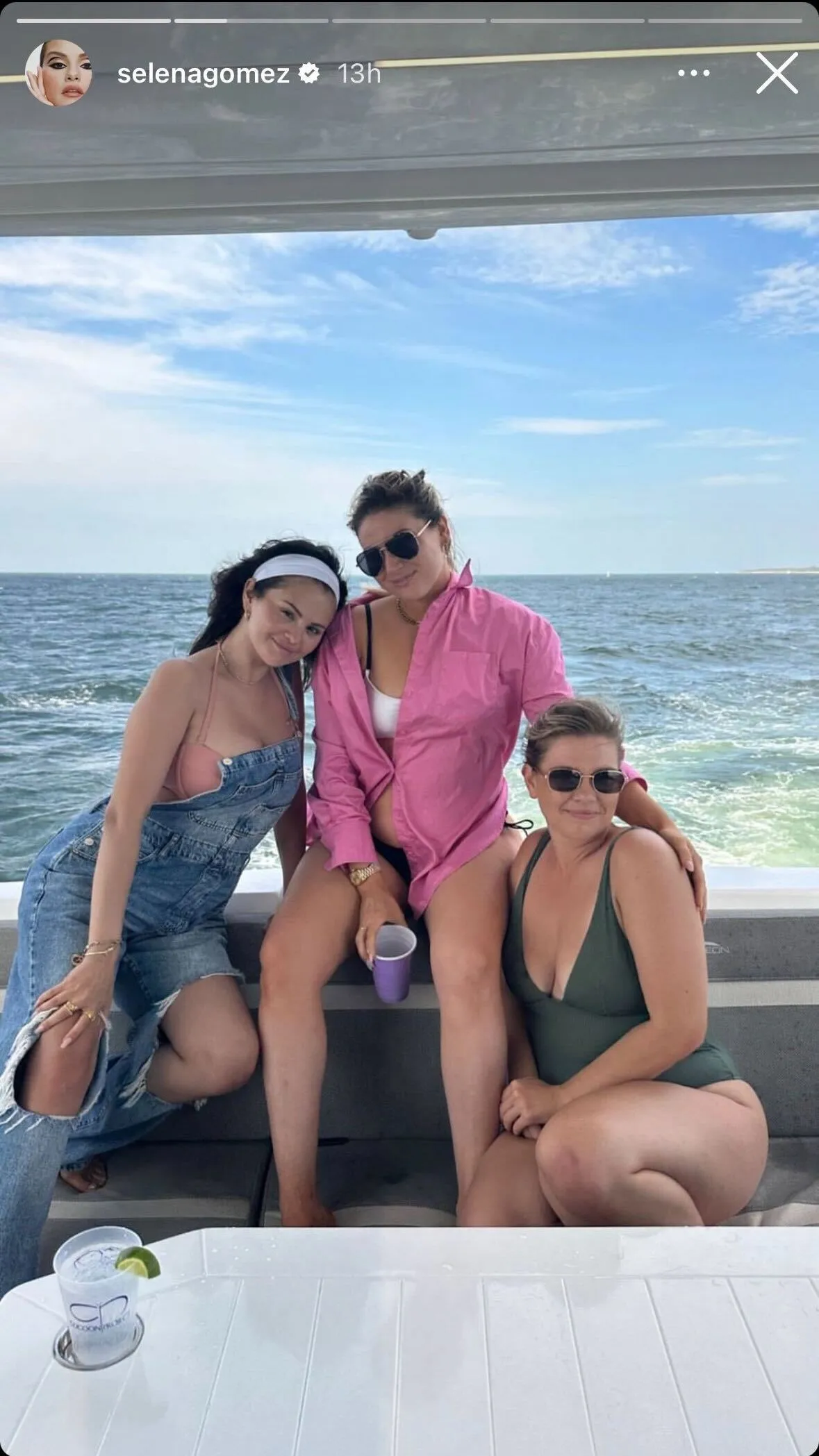Selena Gomez parti sonrası tatilde! Bikinisiyle poz verdi 22 IMG 0811