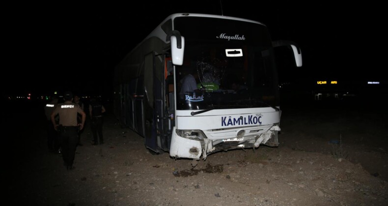 Diyarbakır’da yolcu otobüsü refüje çarptı, 18 kişi yaralandı