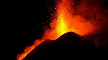Etna Yanardağı’nda patlama