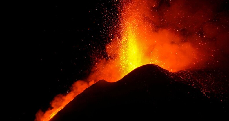 Etna Yanardağı’nda patlama