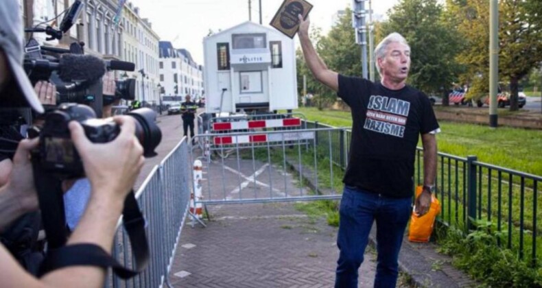 İslam karşıtı Pegida lideri Lahey’deki Türk Büyükelçiliği önünde Kur’an-ı Kerim yırttı