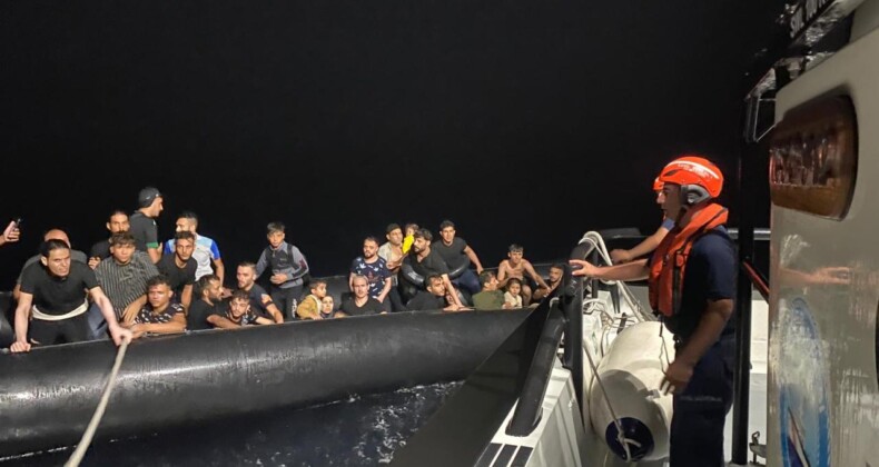 İzmir açıklarında 32 düzensiz göçmen yakalandı