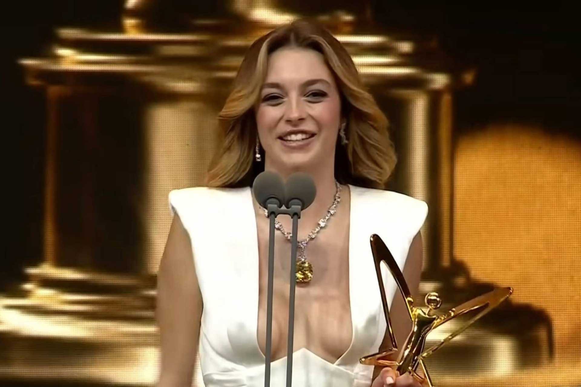 Melis Sezen'in Cesur Elbisesi Olay Yarattı! 14 210245