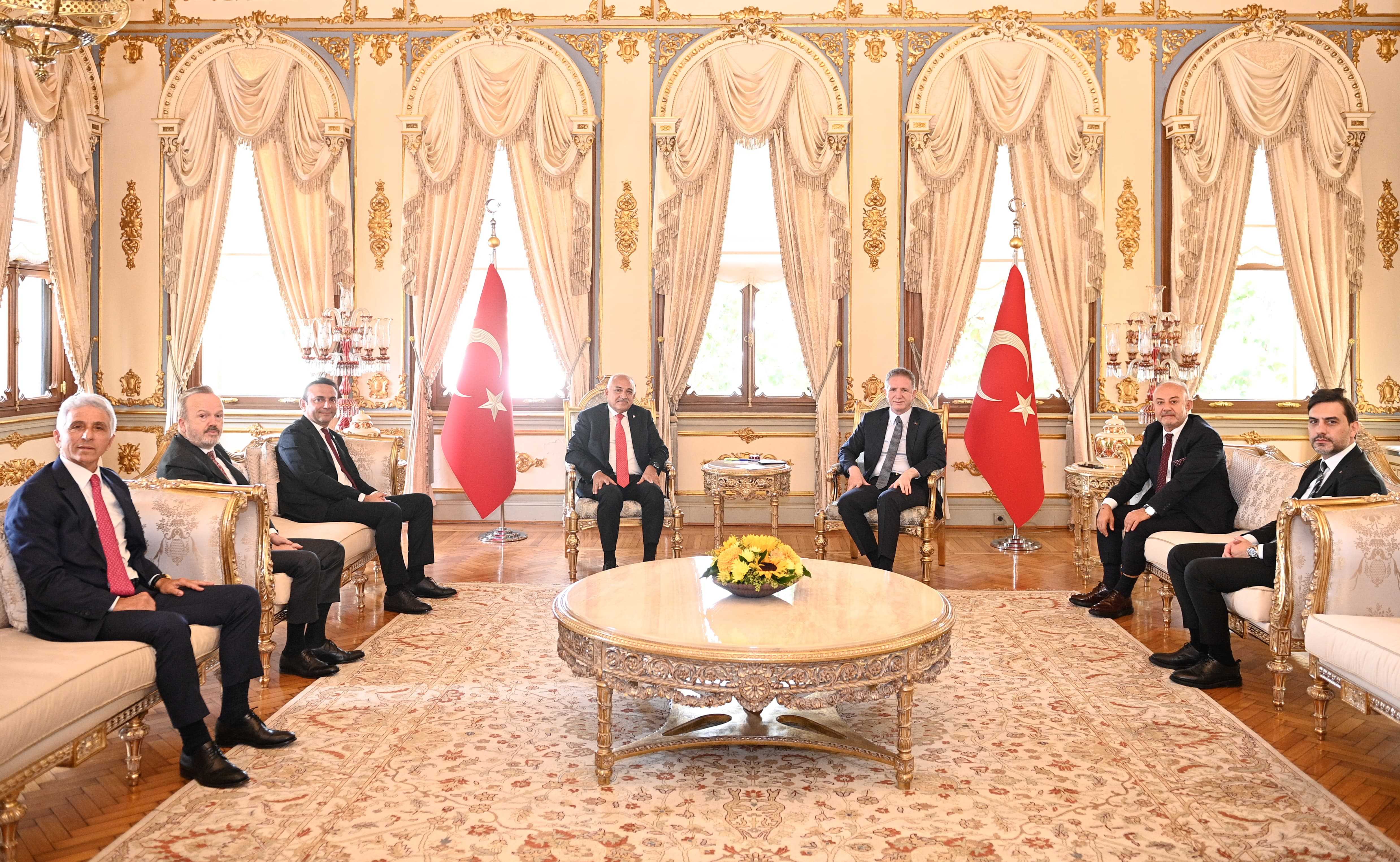 TFF Başkanı Mehmet Büyükekşi'den İstanbul Valisi Davut Gül'e Ziyaret 1 4c11f4c6b1be4d6887c500f31f69eefe