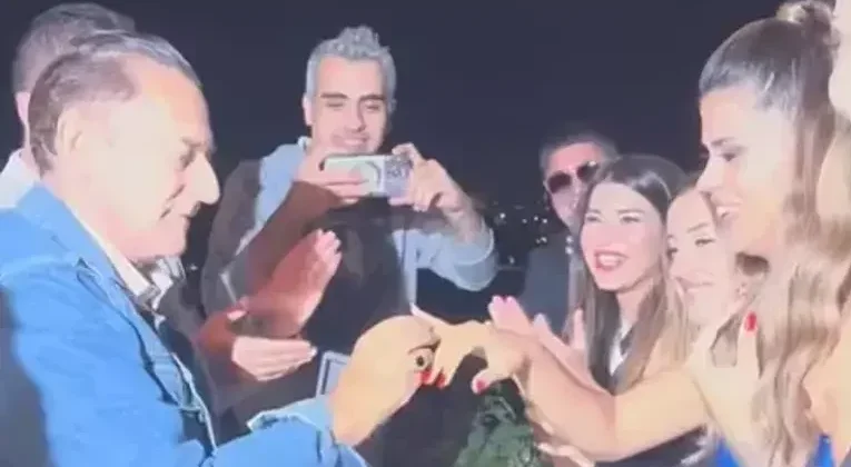 Mehmet Ali Erbil, 40 Yaş Küçük Sevgilisine Evlenme Teklifi Etti!