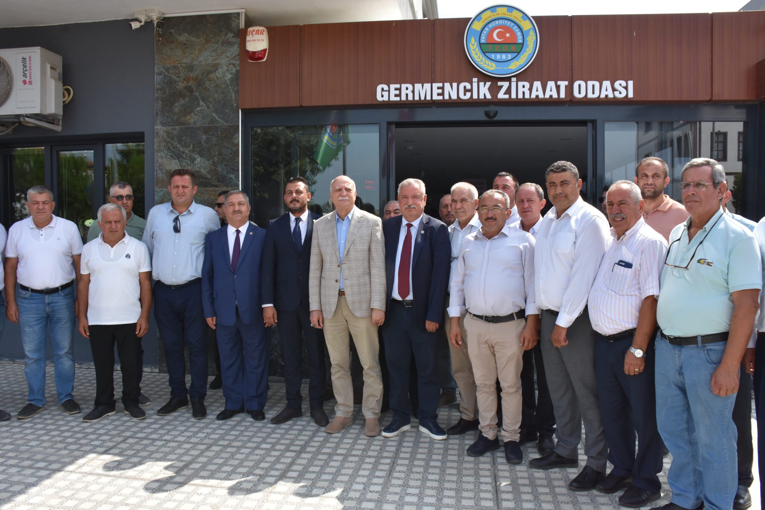 Bayraktar, Aydın'da İncir Hasadında Katıldı 3 AA 20230902 32057542 32057539 TURKIYE ZIRAAT ODALAR BIRLIGI BASKANI BAYRAKTAR AYDINDA INCIR HASADINA KATILDI scaled