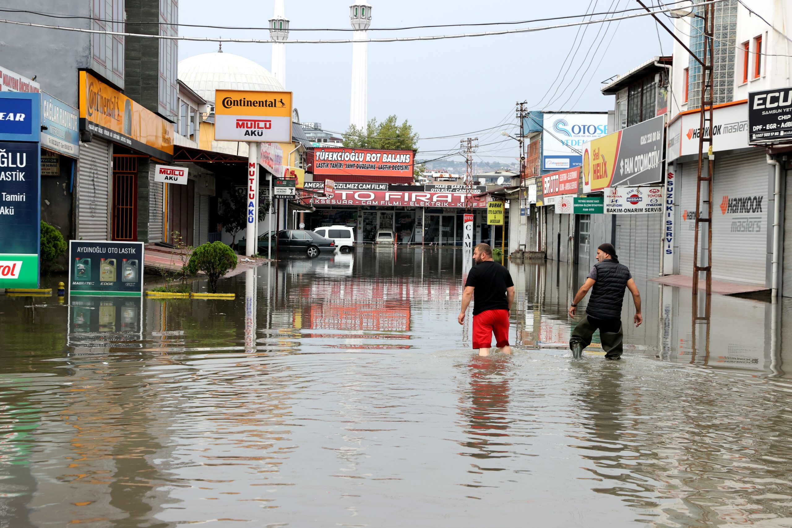 Samsun'da Sel Felaketi: Yollar İkiye Ayrıldı, Caddeler Göle Döndü! 12 AA 20230903 32063076 32063065 SAMSUNDA SAGANAK NEDENIYLE EV VE IS YERLERINI SU BASTI scaled