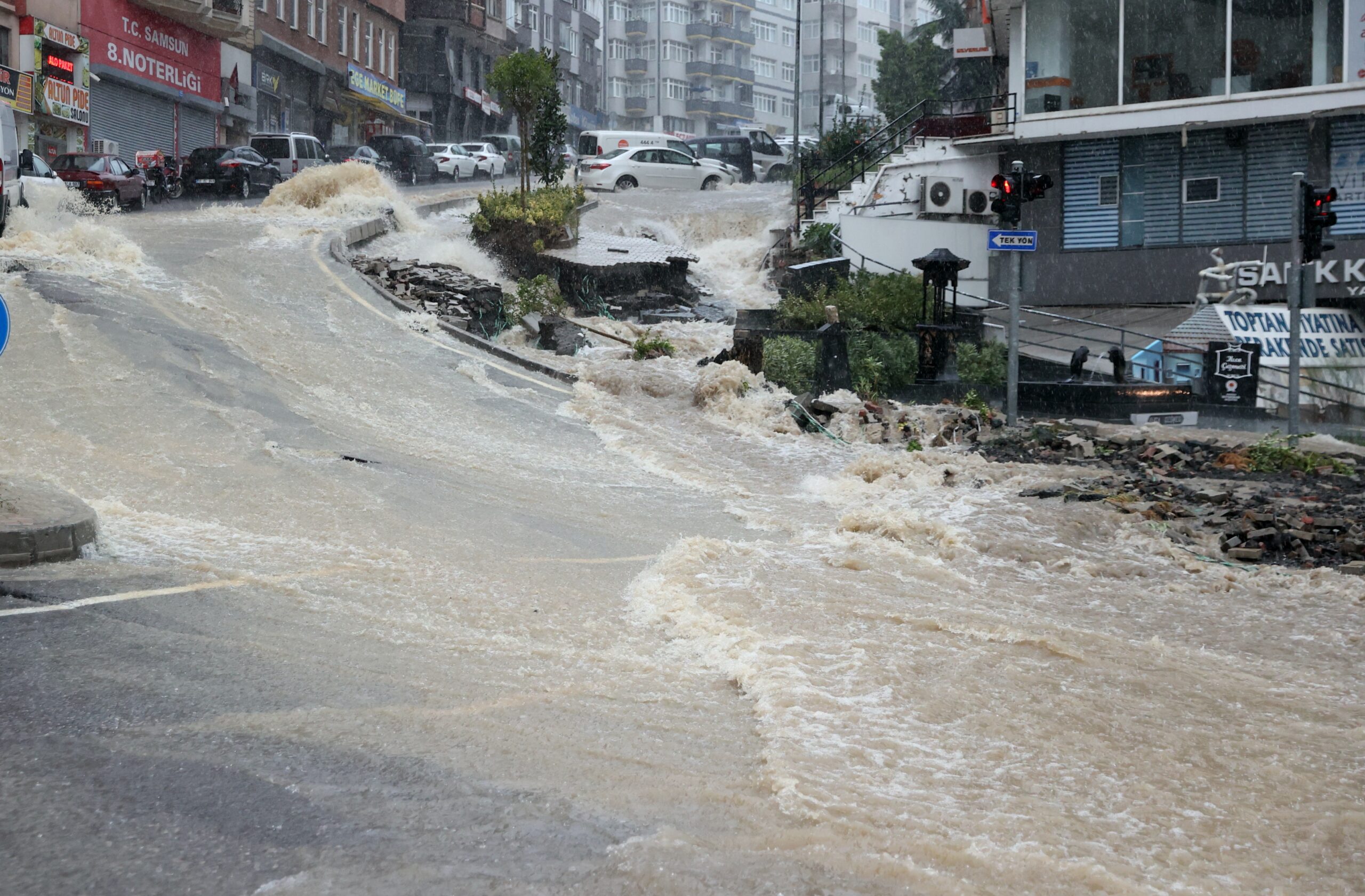 Samsun'da Sel Felaketi: Yollar İkiye Ayrıldı, Caddeler Göle Döndü! 13 AA 20230903 32063076 32063074 SAMSUNDA SAGANAK NEDENIYLE EV VE IS YERLERINI SU BASTI 1 scaled