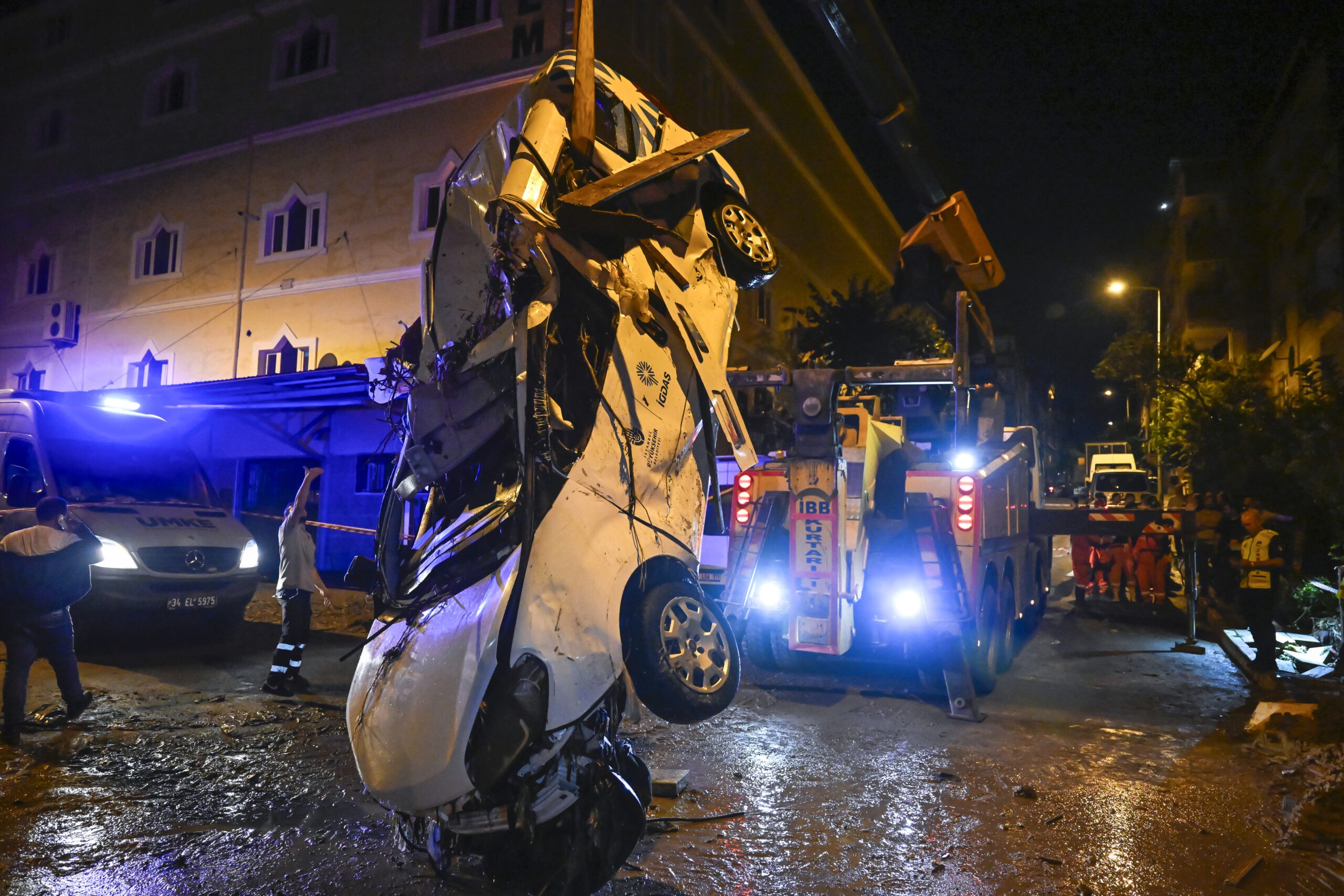 İstanbul'da Sel Felaketi: 2 Kişi Hayatını Kaybetti, Hane Başına Yardım Yapılacak 21 AA 20230906 32082156 32082140 ISTANBULDA SEL VE SU BASKINLARI MEYDANA GELDI scaled